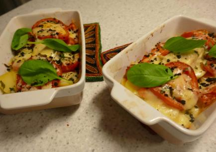 Zalige Zalm Caprese uit de oven en een vleugje zwarte olijven crumble. Zalige Zalm Caprese uit de oven en een vleugje zwarte olijven crumble.