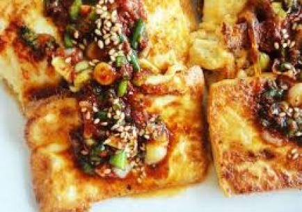 Gebakken tofu met pikante saus ( Dubu buchim yangnyumjang) Gebakken tofu met pikante saus ( Dubu buchim yangnyumjang)