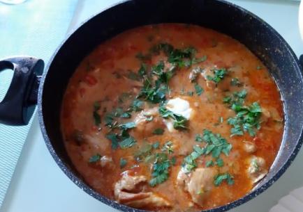 Hongaars stoofpotje van kippendijtjes met paprika en zure room Hongaars stoofpotje van kippendijtjes met paprika en zure room