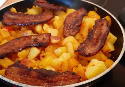 Pittige gekruide koolraap met gebakken aardappeltjes en ketjapspeklapjes Pittige gekruide koolraap met gebakken aardappeltjes en ketjapspeklapjes