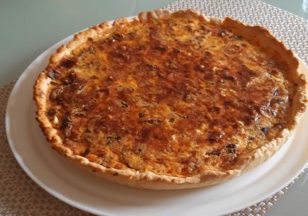 Quiche met gemengde paddenstoelen gedroogde tomaten en roomkaas Quiche met gemengde paddenstoelen gedroogde tomaten en roomkaas