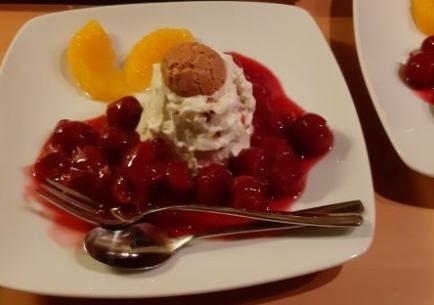 Semifreddo of parfait met amaretti amaretto en kersensaus Semifreddo of parfait met amaretti amaretto en kersensaus